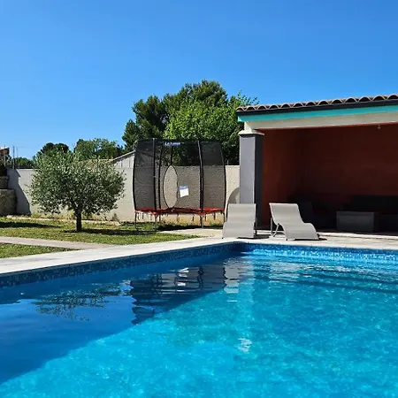 Family's Pool, Parking, Garden Villa *